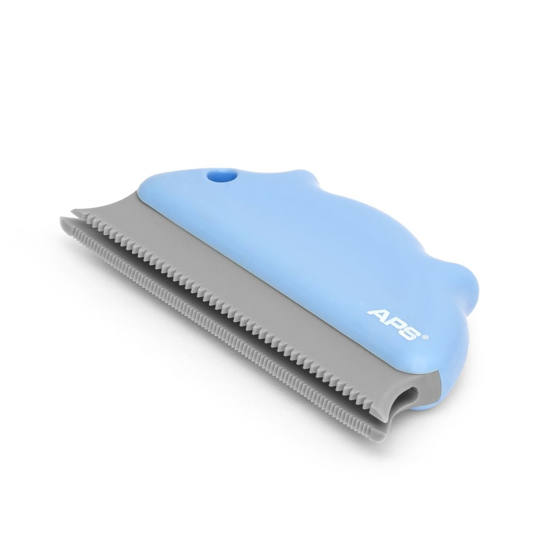 The APS Basics Fluff & Hair Extractor is a practical tool designed to make cleaning pet hair, dirt, and lint from fabrics simple and effective. Ideal for use on upholstery, carpets, and mats, it helps lift and collect debris without damaging delicate fabrics.
