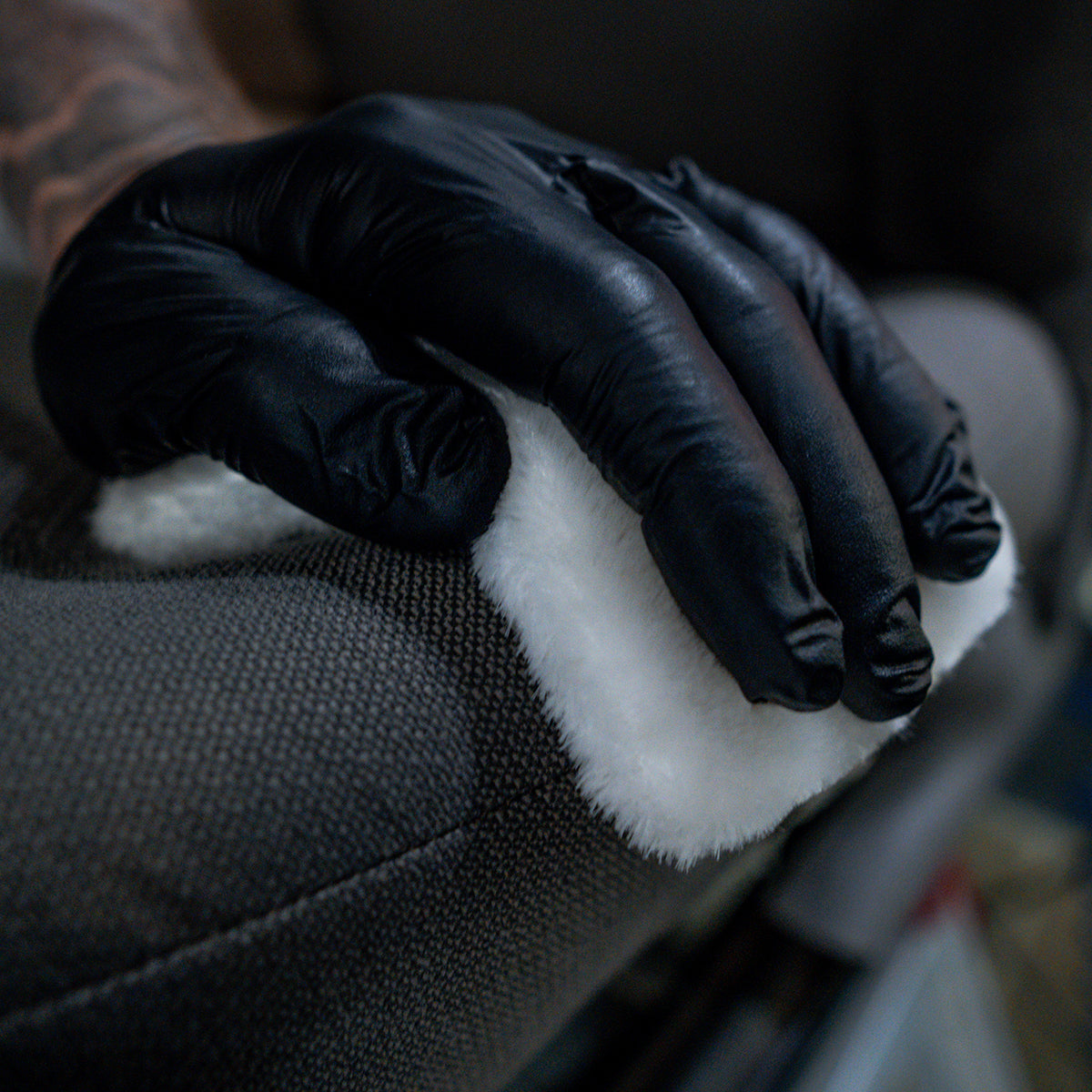 Transform the cleaning of your car's interior with the Labocosmetica Duo Scrub Pad that is safe to be used on leather, plastics and fabrics including headliners and seatbelts. Labocosmetica Ireland