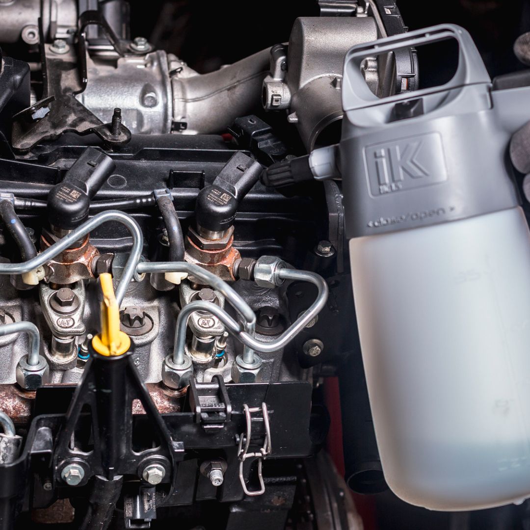 IK HC 1.5 hand pump sprayer for solvents like tar remover. IK pump sprayer. sprayer in black and white. Pump sprayer for acid and wheel cleaner. IK Cork Ireland