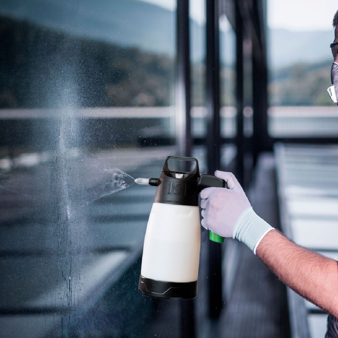 IK Pro 2 hand pump sprayer. IK pump sprayer. sprayer in black and white. Pump sprayer for acid and wheel cleaner. IK Cork Ireland