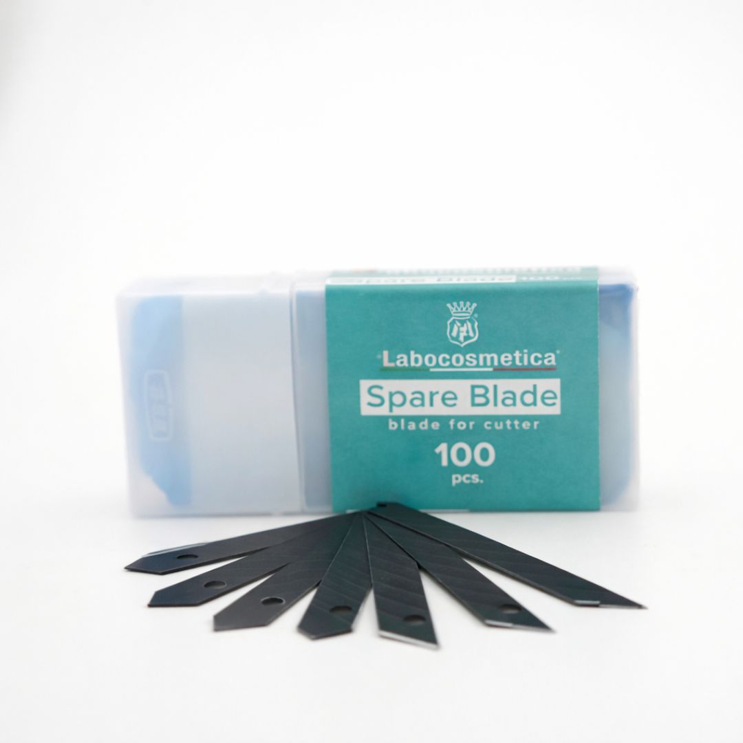 Pack of Labocosmetica spare blades for a cutter on a white background