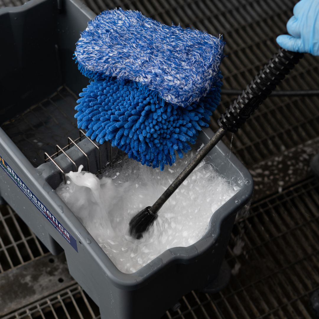 Labocosmetica COMODO (Professional detailing dual wash bucket with wheels)