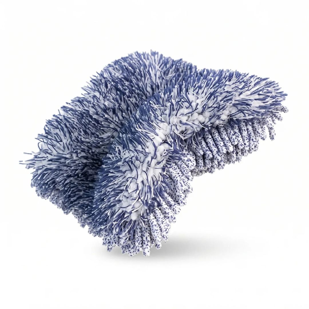 A blue and white textured Labocosmetica Reggy microfibre wash mitt or pad