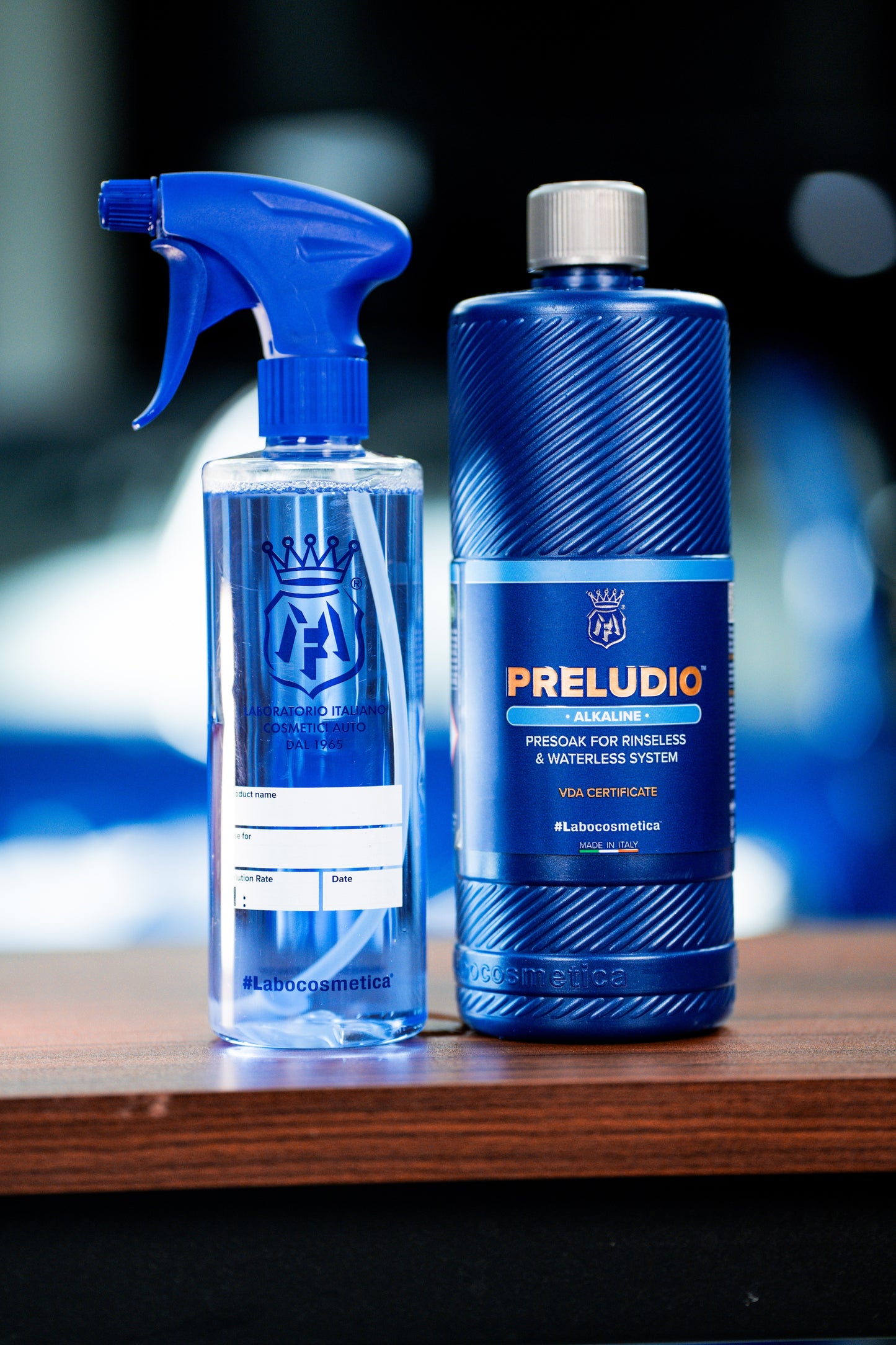 Labocosmetica Preludio is an alkaline pre-soak for Rinseless and Waterless products such as Idrosave and Maniac Waterless specifically for organic contamination such as traffic film, dirty wheels, insects and bugs, smog deposits, exhaust fumes, fuel traces and even difficult stains such as bird droppings, which a neutral product struggles to remove or needs longer time. 