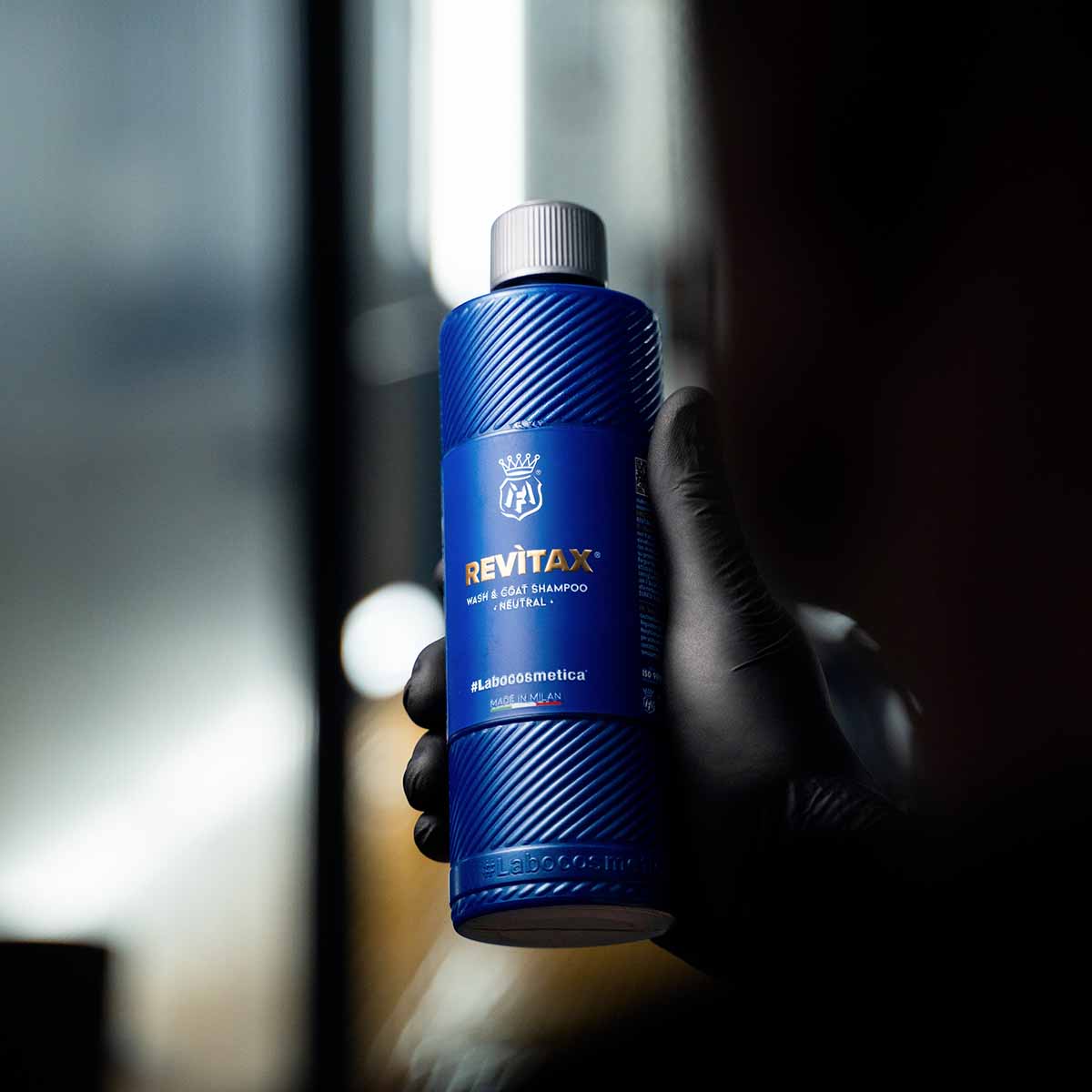 Labocosmetica Revitax Shampoo. Blue bottle with see through cap. Labocosmetica Cork Ireland. High gloss shampoo with ceramic. ceramic shampoo. safe on ceramic coats
