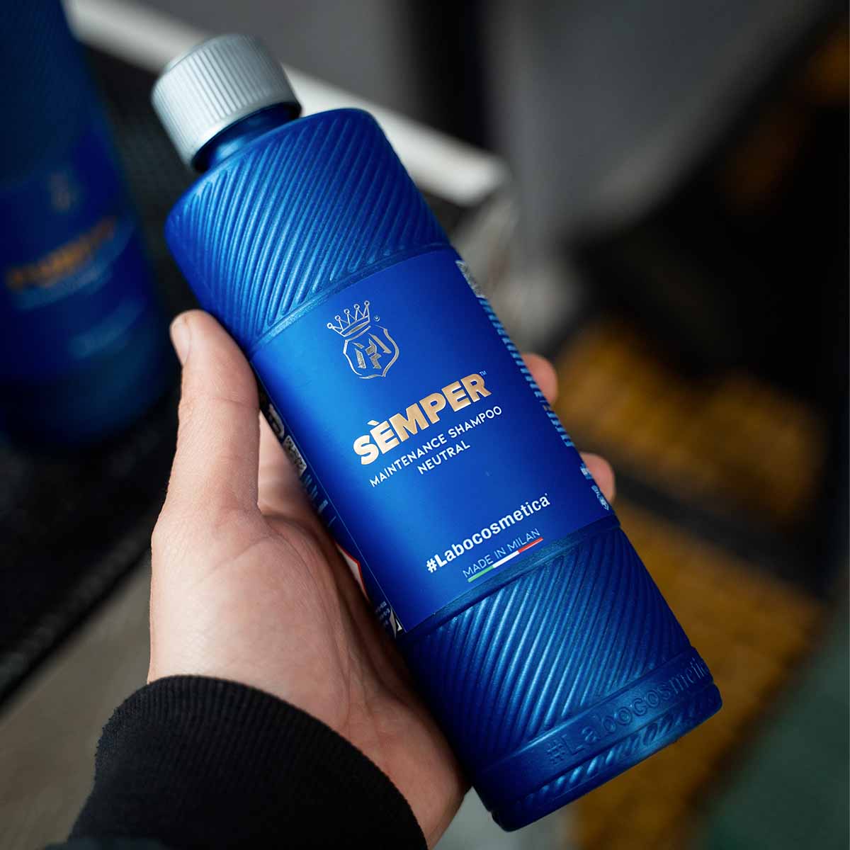 Labocosmetica Semper pH Neutral Shampoo. Best shampoo with high dilution ratio. High foaming shampoo and safe on ceramic coatings. Blue bottle with see through cap. Labocosmetica Cork Ireland
