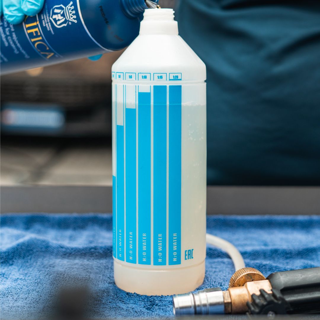 Spray bottles for interior cleaner. Glass Spray bottle. Wheel Cleaner spray bottles. Canyon Spray Trigger. Dilution Measuring Bottle Blue, Red and Green. Dilution Calculation. Labocosmetica Cork Ireland