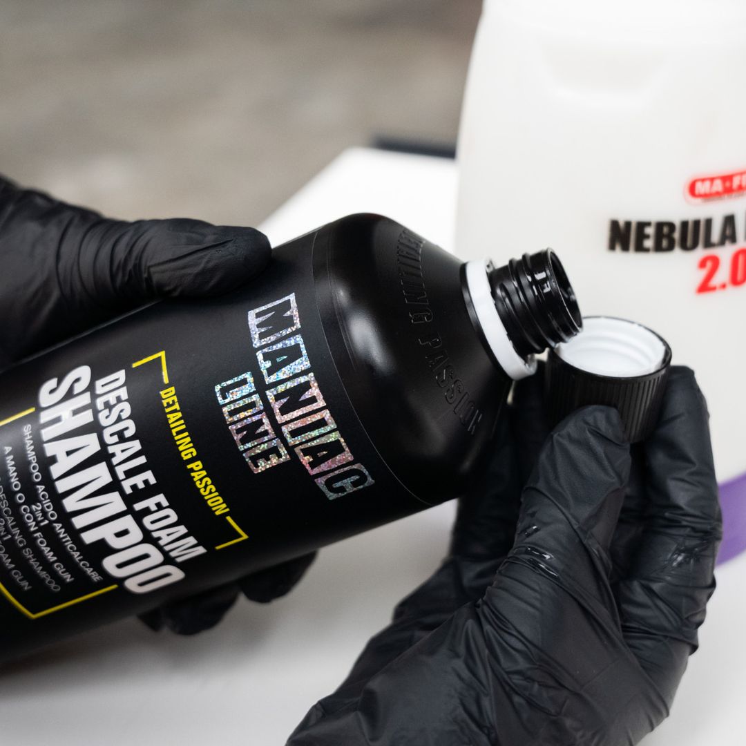 Maniac Descale Foam Shampoo is a 2-in-1 descaling acid shampoo, designed to eliminate limescale contamination that dulls the bodywork.