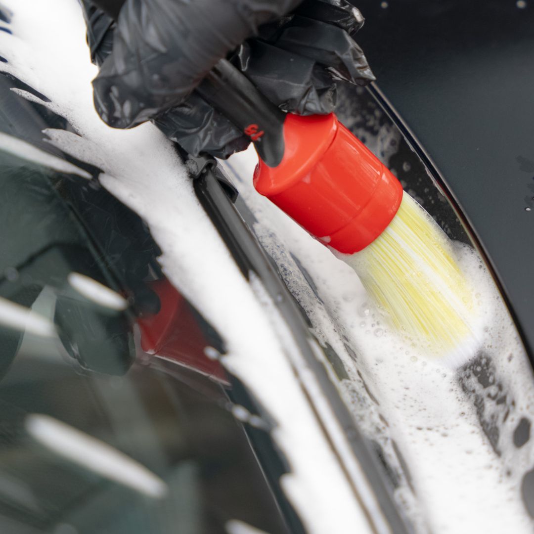 Maniac Descale Foam Shampoo is a 2-in-1 descaling acid shampoo, designed to eliminate limescale contamination that dulls the bodywork.