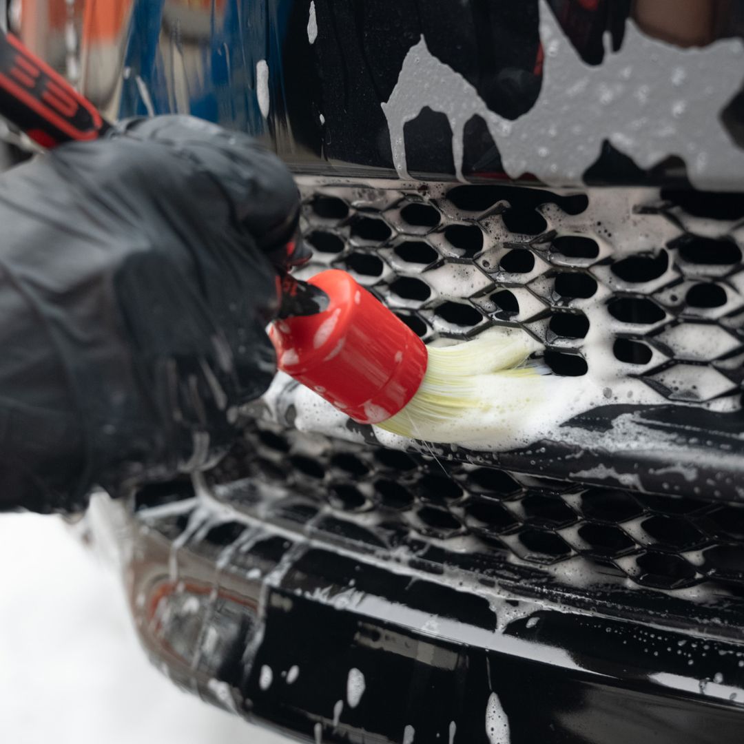 Maniac Descale Foam Shampoo is a 2-in-1 descaling acid shampoo, designed to eliminate limescale contamination that dulls the bodywork.
