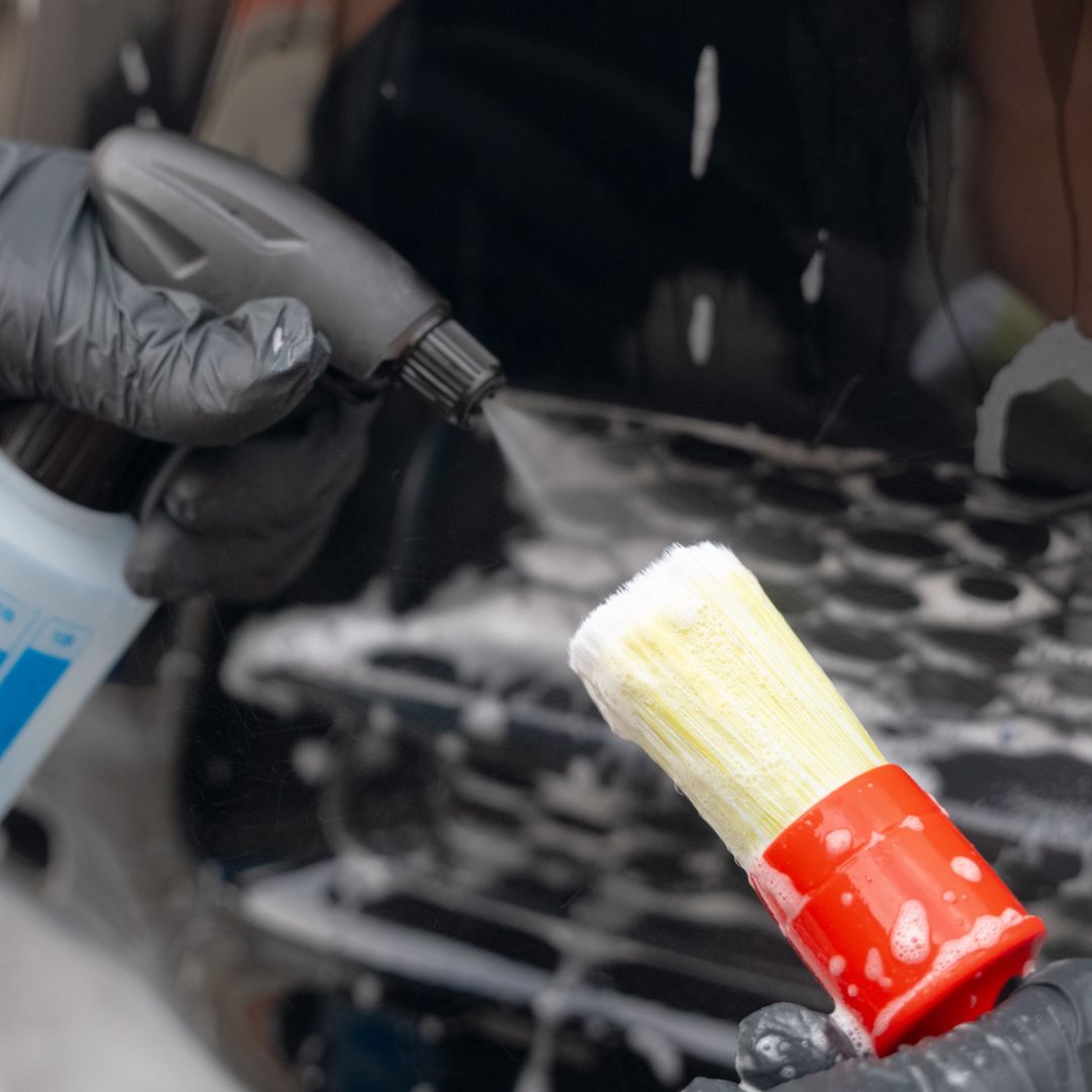 Maniac Descale Foam Shampoo is a 2-in-1 descaling acid shampoo, designed to eliminate limescale contamination that dulls the bodywork.