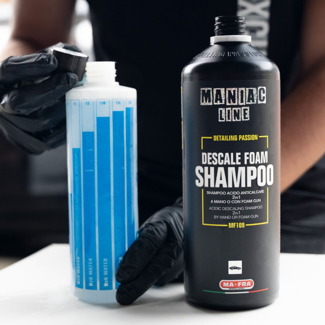 Maniac Descale Foam Shampoo is a 2-in-1 descaling acid shampoo, designed to eliminate limescale contamination that dulls the bodywork.