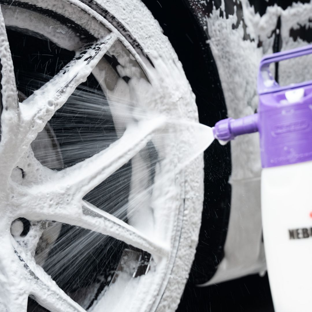Maniac Descale Foam Shampoo is a 2-in-1 descaling acid shampoo, designed to eliminate limescale contamination that dulls the bodywork.