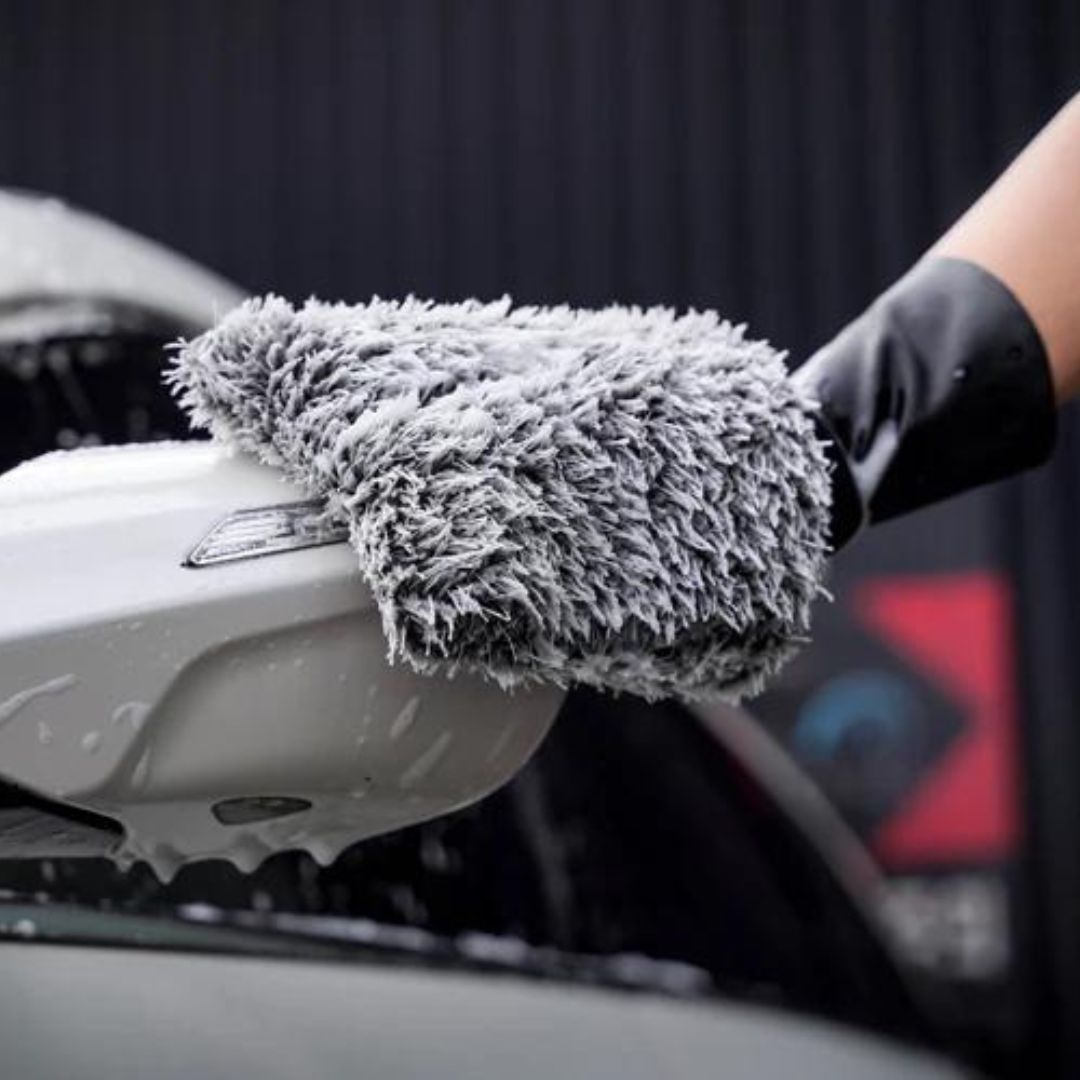 Purestar wash mitt, Korean microfibre, widely known for their premium and quality towel and cloths have upgraded their buffing and drying towel with magnets for door mirror drips. Purestare Ireland