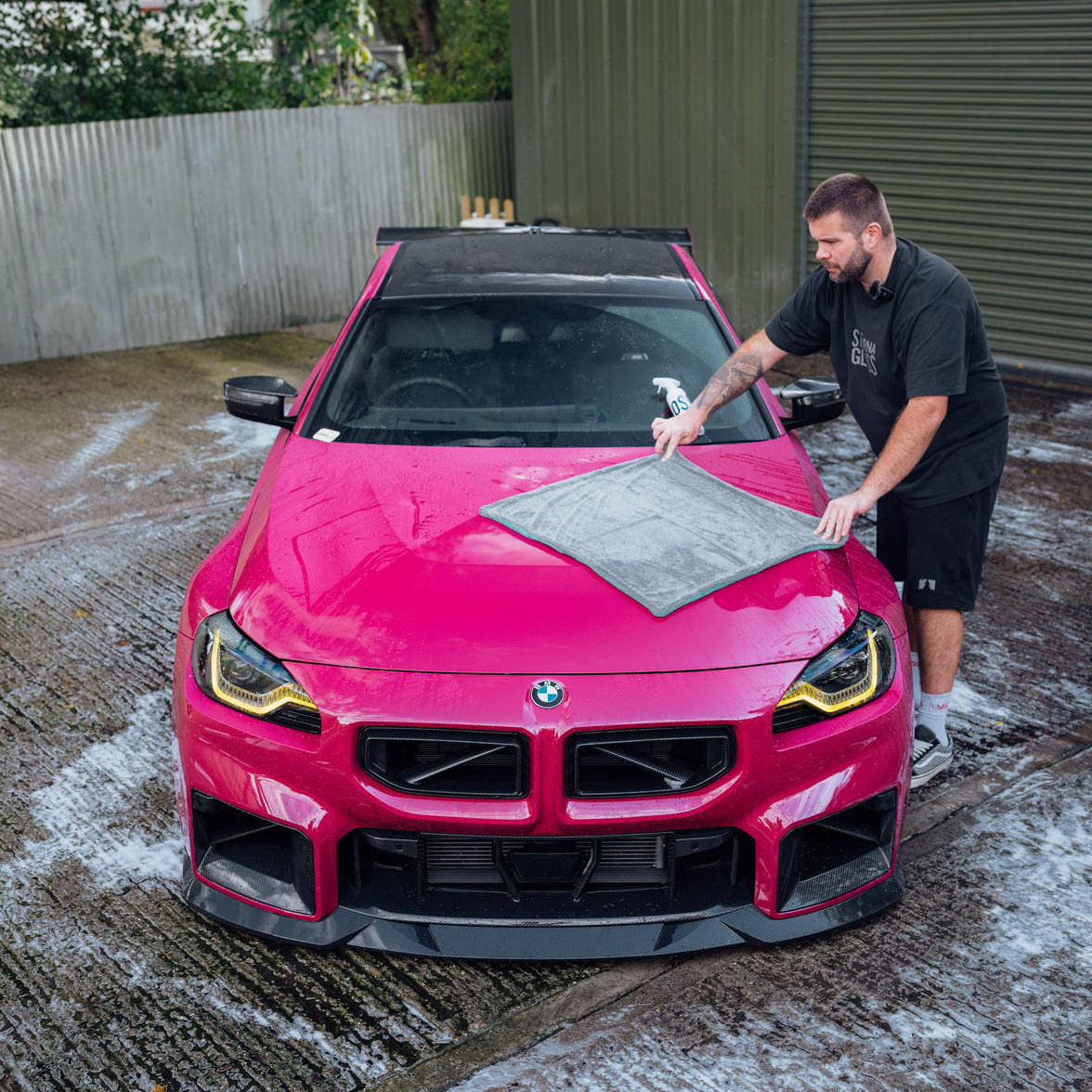 Person drying a pink BMW with microfibre drying cloth Stjarnagloss Torstig Drying Towel