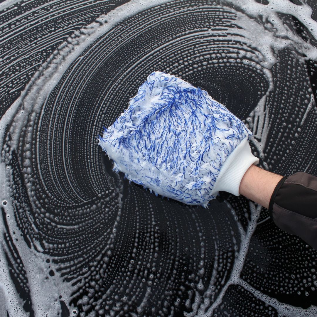 WashMe Deep Pile Microfibre Wash Mitt blue washing black car