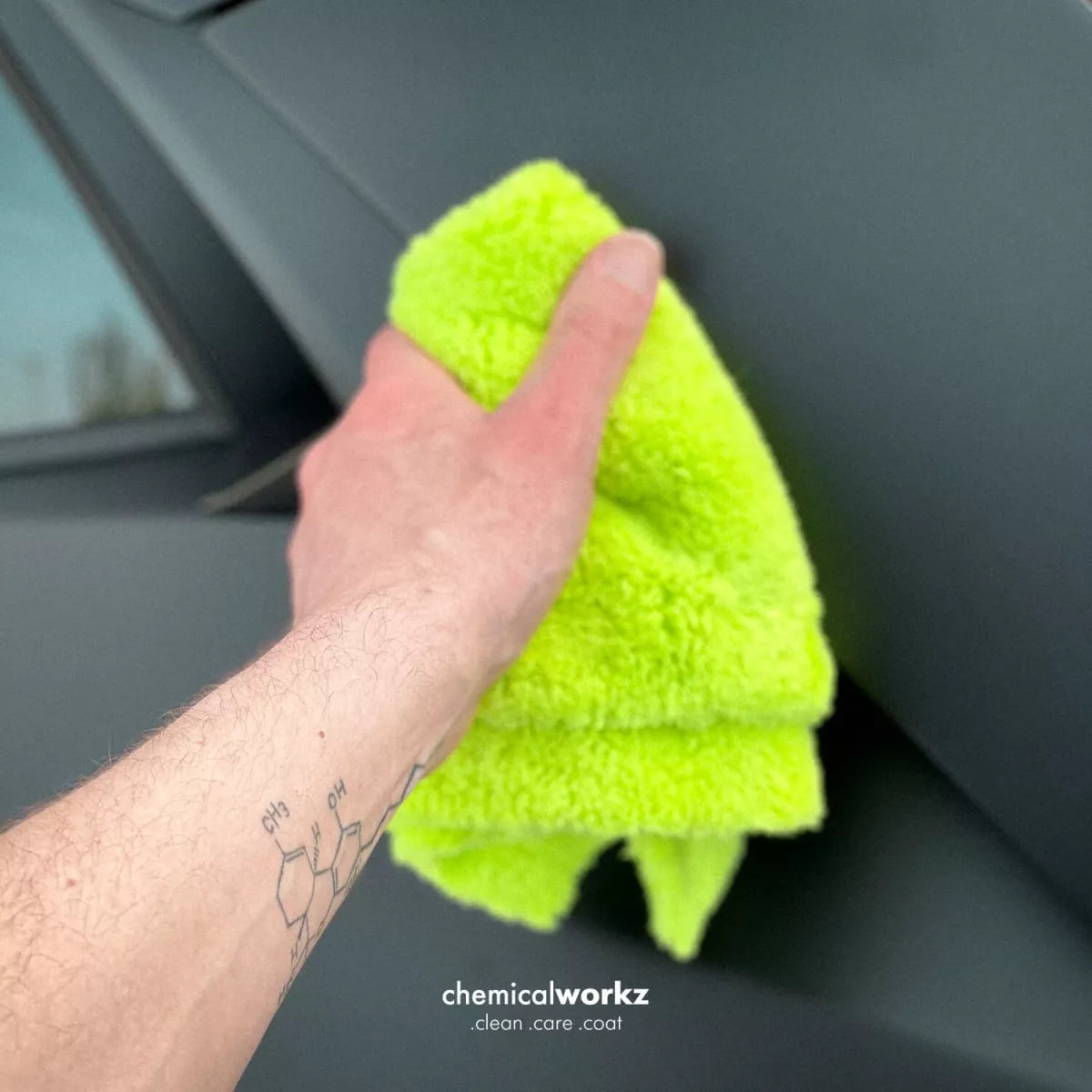 chemicalworkz edgeless soft microfibre buffing cloth in blue. chemicalworkz Ireland. washguru Ireland. edge-free microfibre cloth – it’s perfect for waterless washes and quick touch-ups with a detailing spray.