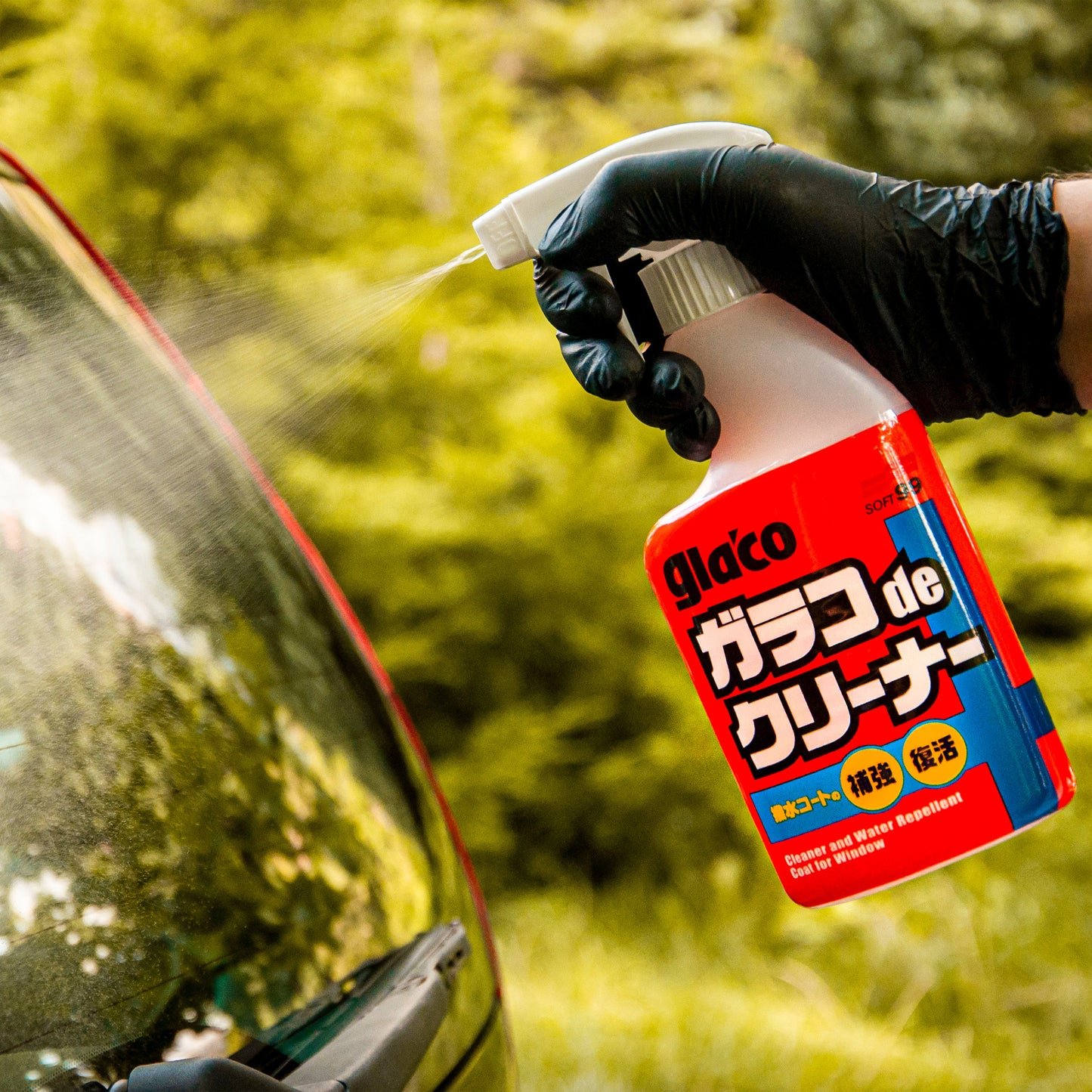 De Glaco by Soft99 is a revolutionary 2-in-1 glass cleaner that cleans and boosts water repellency!
Glaco De Cleaner is an all-purpose glass cleaning agent thanks to which you'll easily remove dirt, bird droppings, dead bugs, dirt, oily film and other unwanted residues from any glass surface by simply spraying and wiping! Soft99 Ireland