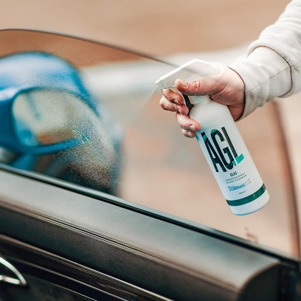 Stjarnagloss Glas Professional Glass cleaner 500ml bottle. Solvent based glass cleaner. Non alcohol Glass cleaner. Stjarnagloss Ireland, Stjarnagloss Cork Ireland. Porsche 911 side window