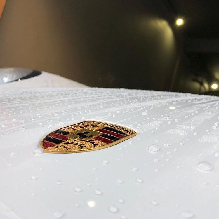 Labocosmetica Revitax Shampoo. Blue bottle with see through cap. Labocosmetica Cork Ireland. High gloss shampoo with ceramic. ceramic shampoo. safe on ceramic coats