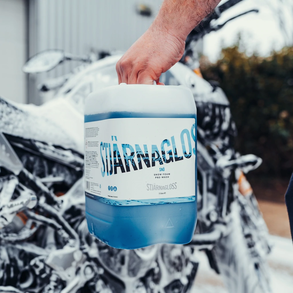 Stjarnagloss Sno Snow Foam. ph neutral snow form. thick snow foam. pre wash snow foam. best snow foam. Like Autoglym Polar Blast, ADBL Yeti. Stjarnagloss Ireland, Stjarnagloss Cork Ireland. Mercedes AMG GT