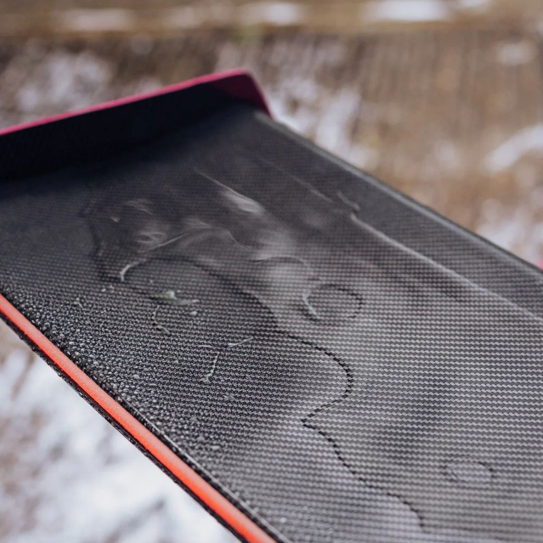 Black textured car spoiler on a red car with water sheeting from Stjarnagloss Glatt