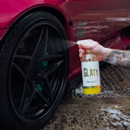 Person using a Stjarnagloss GLATT product on a red car's black wheel