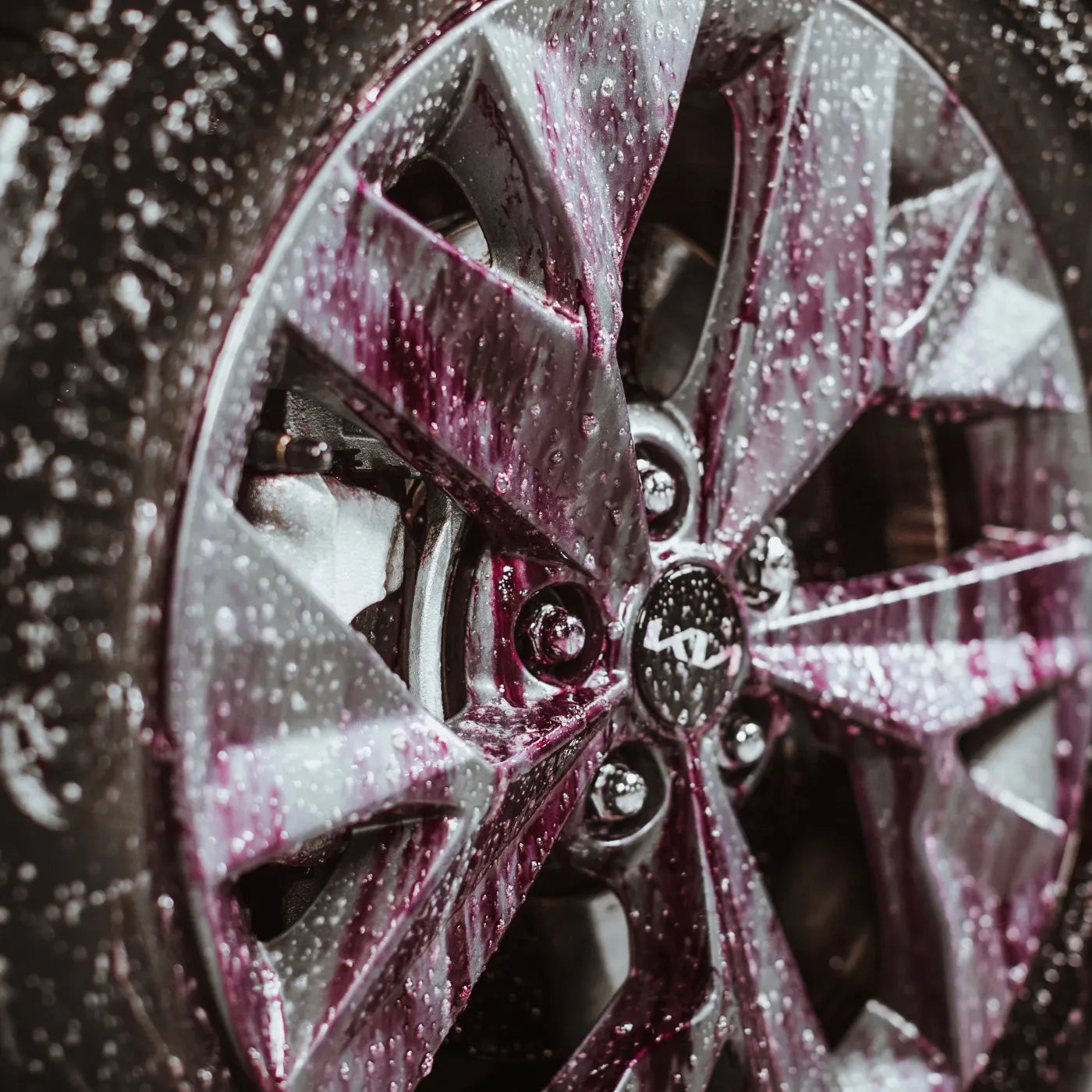 Autoglym Wheel Cleaner like Magma. An ultimate wheel cleaner that safely cuts through road grime? It’s time you reached for a bottle of our colour changing, high-cling, pH neutral Advanced All Wheel Cleaner. Autoglym Ireland