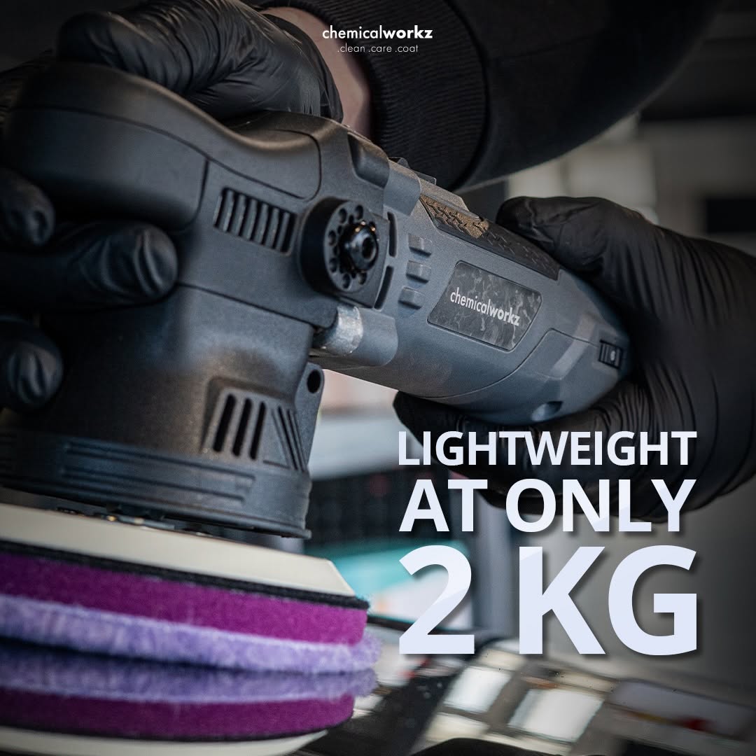 Person using a DA9 polishing machine with gloves on, featuring 'chemicalworkz' branding.