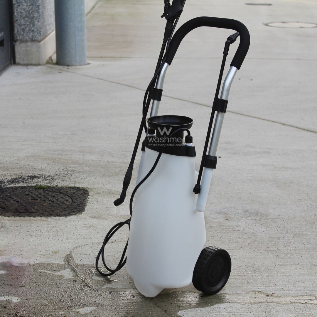 Discover the E-Mobilox, the ultimate sprayer on wheels that offers the best of both worlds with a dual pump system. Whether you choose the reliability of manual pumping or the convenience of a battery-powered pump, the E-Mobilox gives you full control.