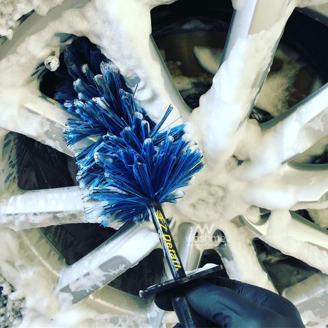 Big EZ Detail Brush for wheels and engine bays – flexible, non-scratch bristles with a rubber-coated stem for safe and effective deep cleaning. EZ Detail Brushes Ireland