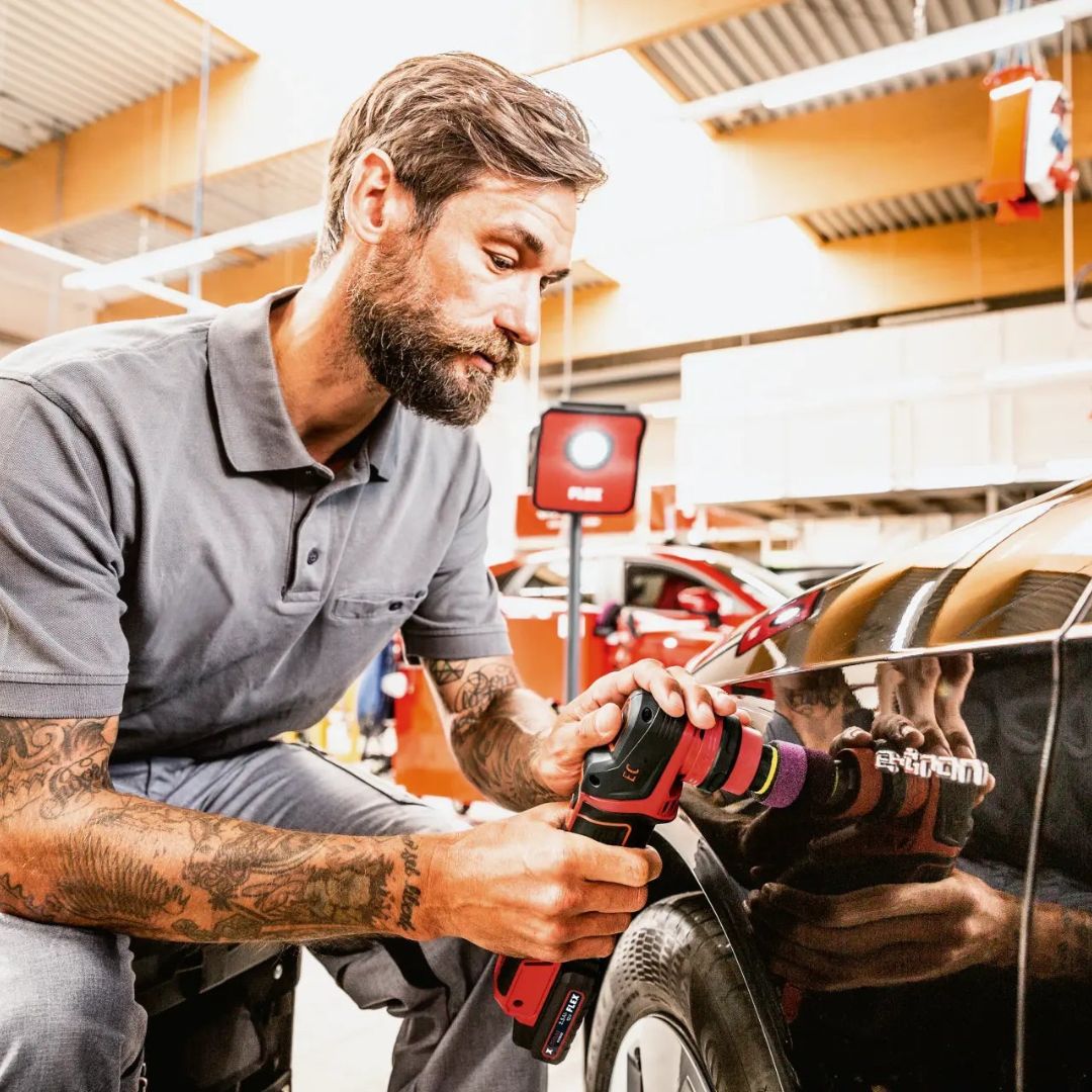 Man using a Flex PXE 80 in a workshop setting