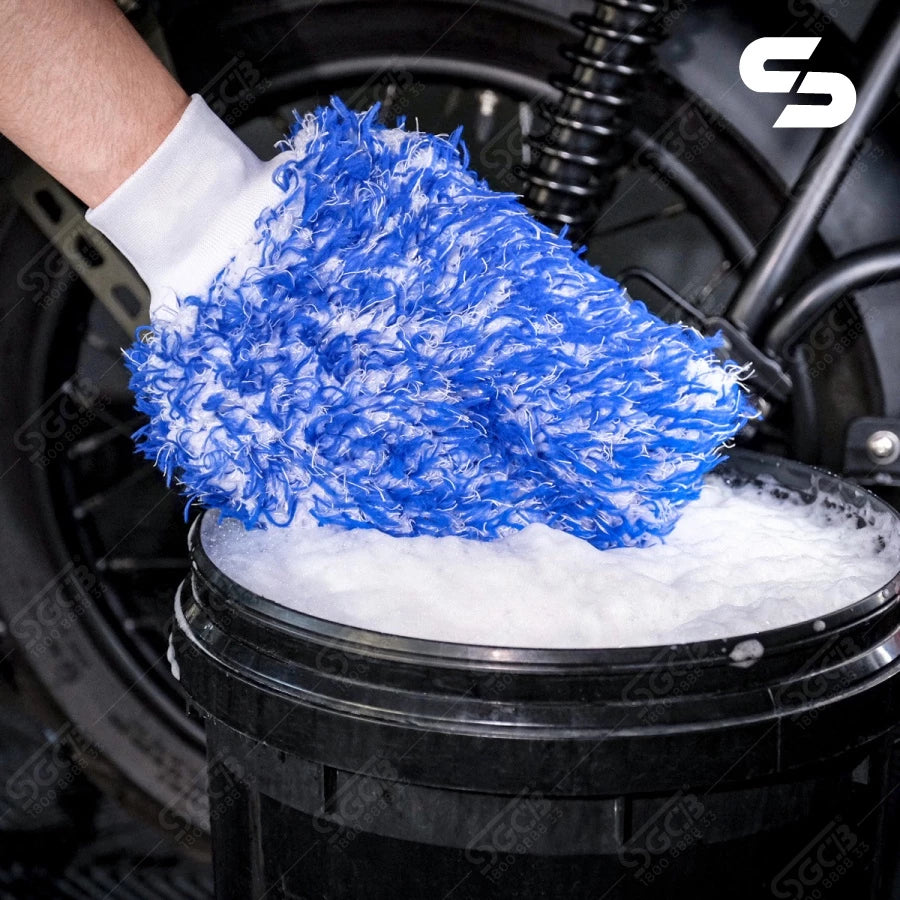 SGCB Blue Wash mitt. Safe microfibre wash mitt. White and blue was mitt for cars with black cuff. wash glove for car washing. microfibre wash mitt very soft. SGCB Ireland