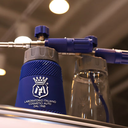 A close-up of a blue and gray automotive body foam cannon attachment with a clear reservoir, featuring the white logo and text of Laboratorio Italiano Cosmetics Auto.