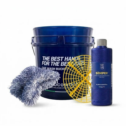 Car wash bucket kit with a large blue bucket, a blue bottle of Sémper neutral shampoo, a yellow grit guard, and a blue microfiber wash mitt on a white background.