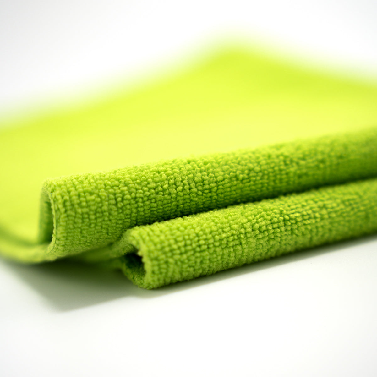 Maniac short pile microfibre in green. Effectively removes oily residues, polishes, glazes, sealants, ceramic coatings and wax residues without leaving streaks or marks. Perfect for polishing chrome, shiny metals, glass and mirrors. Maniac Ireland