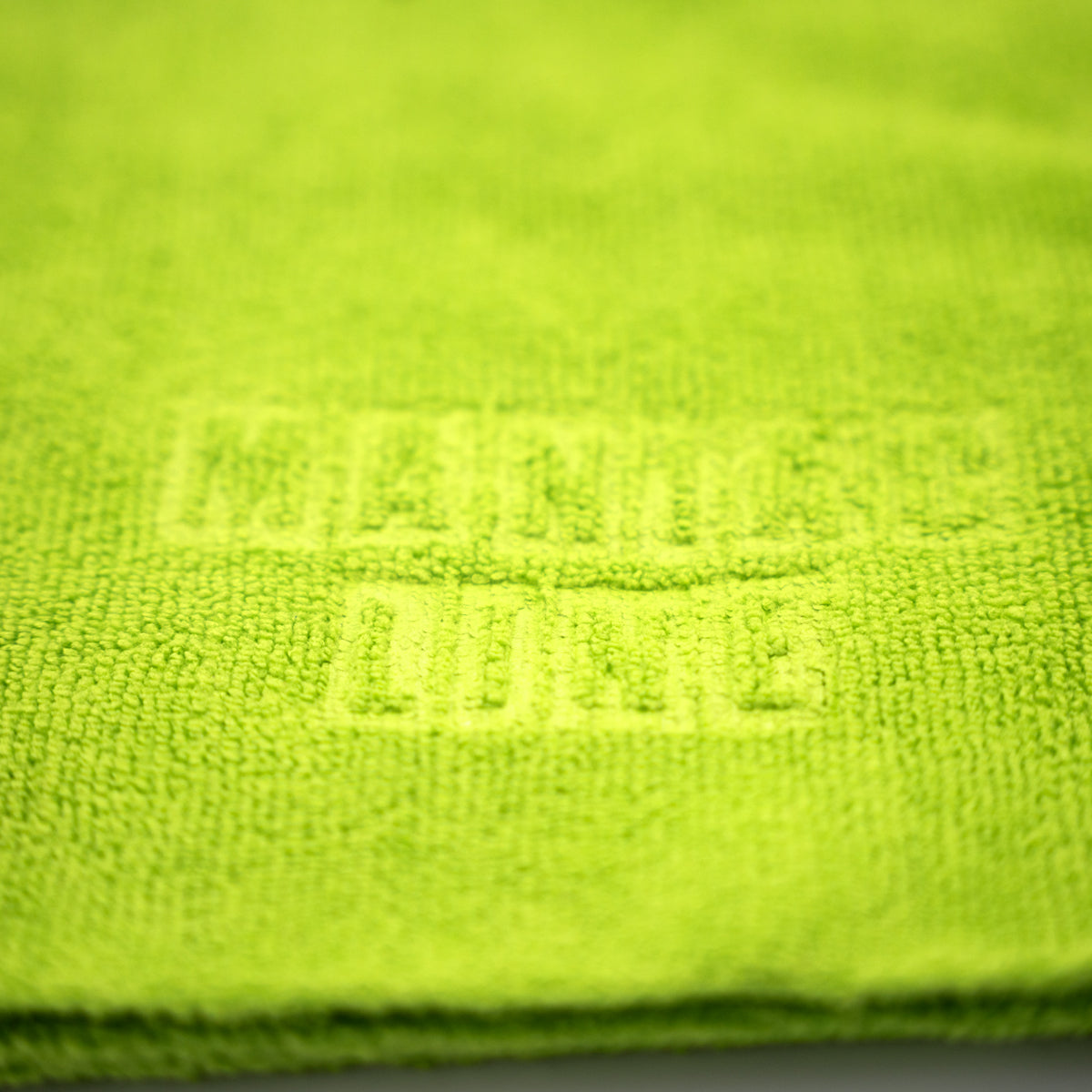 Maniac short pile microfibre in green. Effectively removes oily residues, polishes, glazes, sealants, ceramic coatings and wax residues without leaving streaks or marks. Perfect for polishing chrome, shiny metals, glass and mirrors. Maniac Ireland