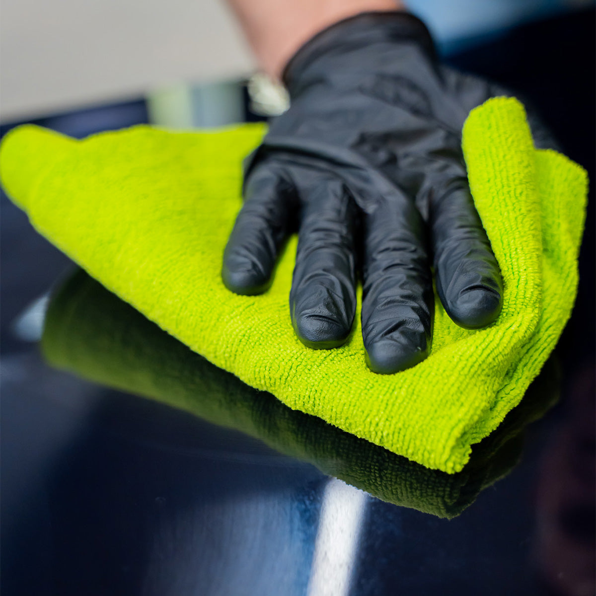 Maniac short pile microfibre in green. Effectively removes oily residues, polishes, glazes, sealants, ceramic coatings and wax residues without leaving streaks or marks. Perfect for polishing chrome, shiny metals, glass and mirrors. Maniac Ireland