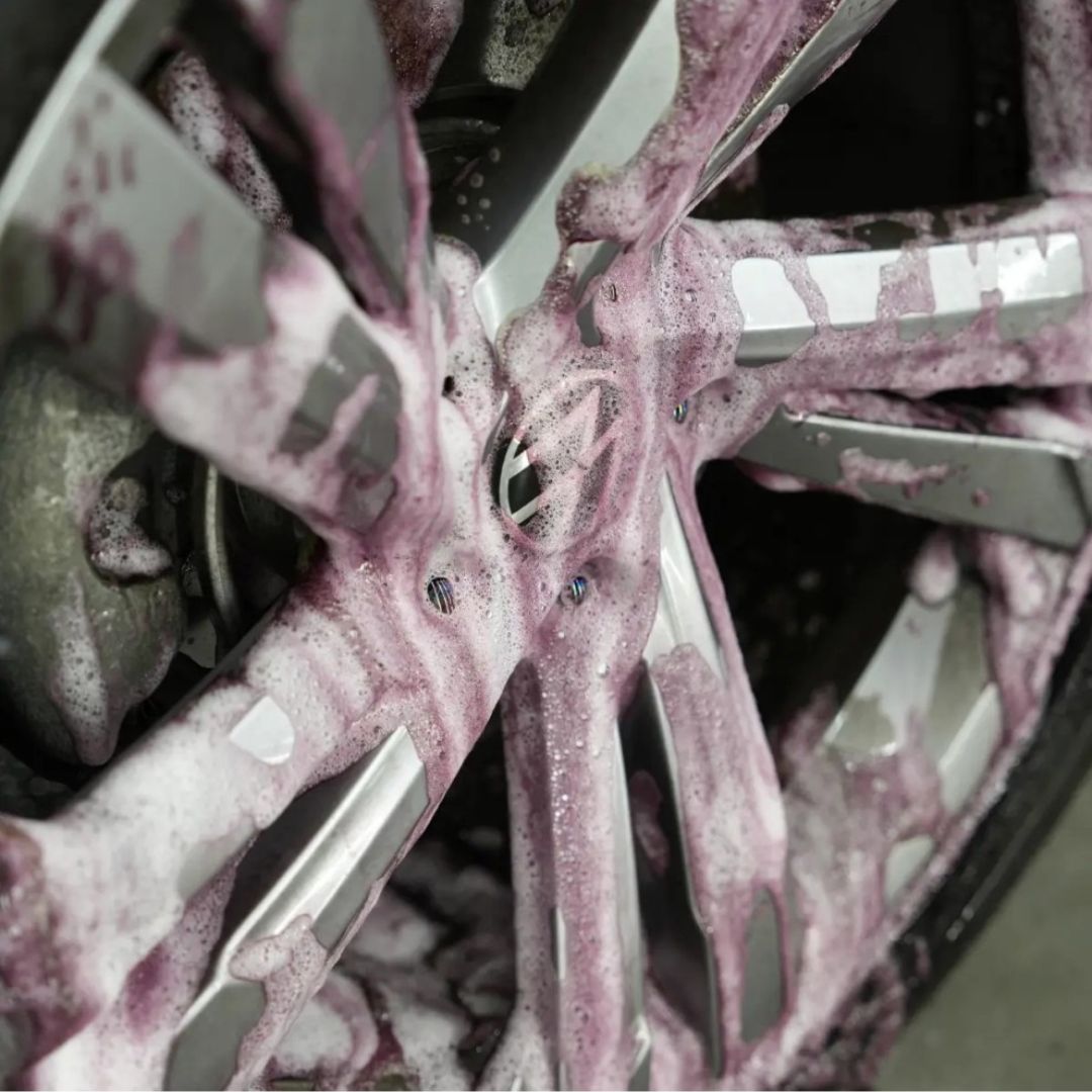 Maniac Wheel Decontaminant 1L (High-Cling Wheel Cleaner) with purple reaction of fallout remover on wheel