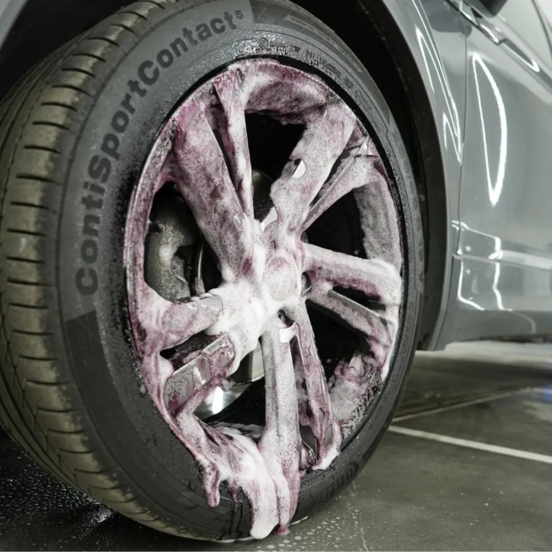Maniac Wheel Decontaminant 1L (High-Cling Wheel Cleaner) with purple reaction of fallout remover on wheel