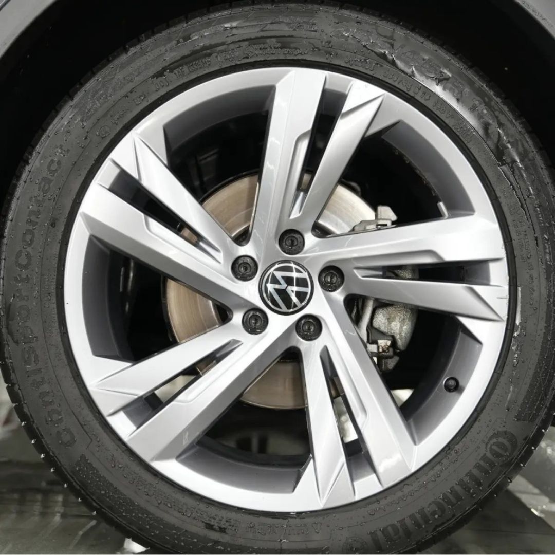 Maniac Wheel Foam Cleaner (Colour Changing) on VW wheel with purple reaction from fallout