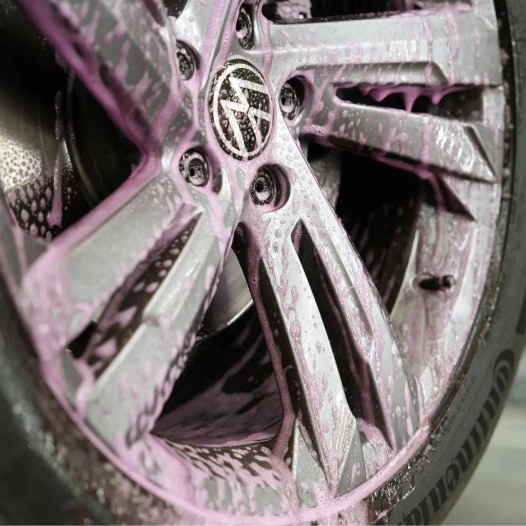 Maniac Wheel Foam Cleaner (Colour Changing) on VW wheel with purple reaction from fallout