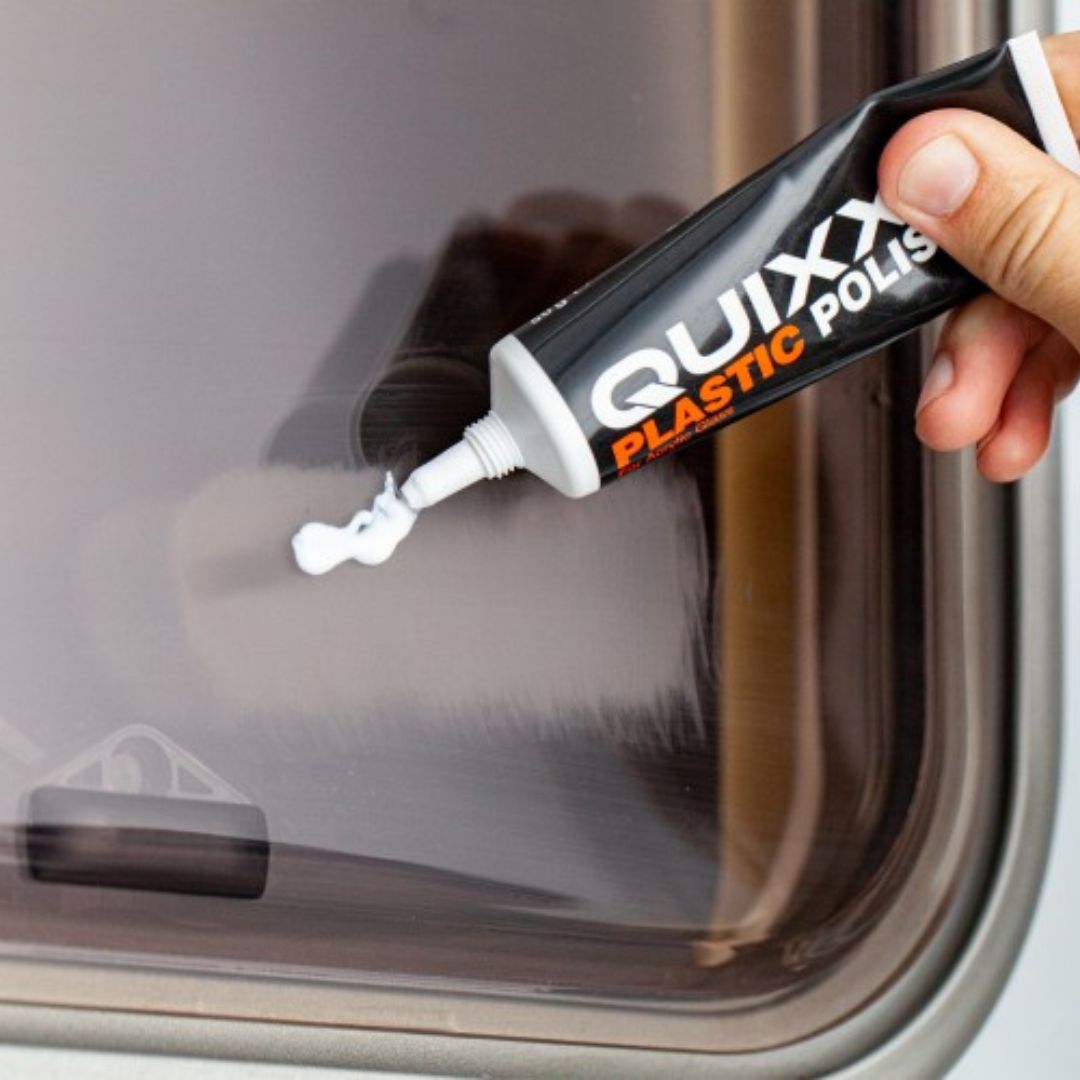 QUIXX Acrylic Scratch Remover is a true all-rounder: It reliably removes scratches from acrylic and Plexiglas surfaces on cars, motorcycles, caravans, boats and household objects