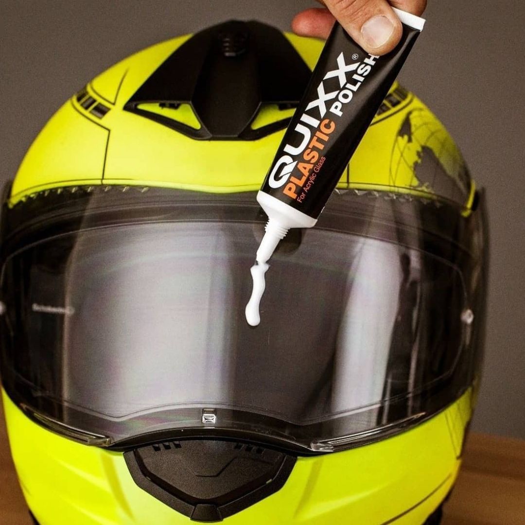 QUIXX Acrylic Scratch Remover is a true all-rounder: It reliably removes scratches from acrylic and Plexiglas surfaces on cars, motorcycles, caravans, boats and household objects