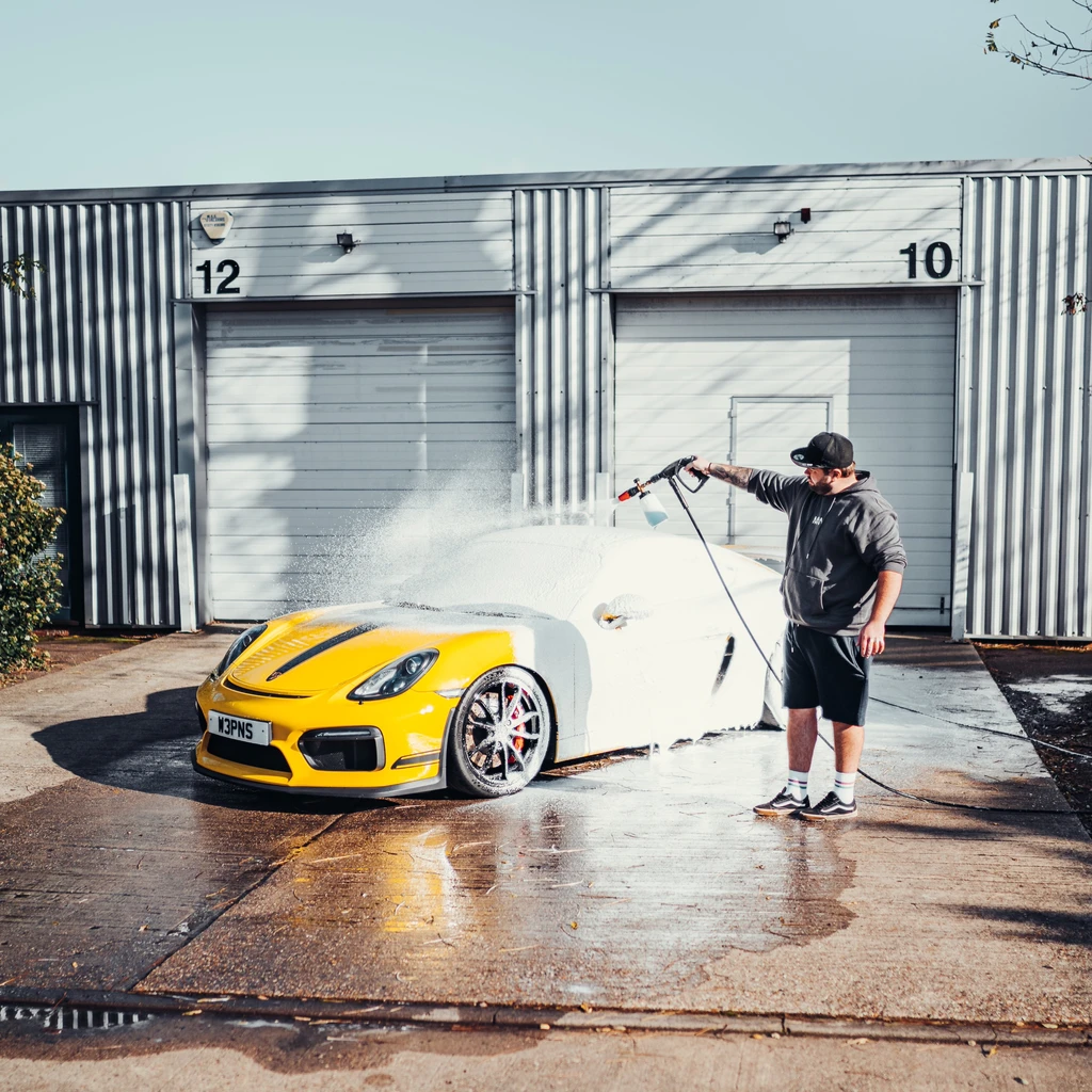 Stjarnagloss Sno Snow Foam. ph neutral snow form. thick snow foam. pre wash snow foam. best snow foam. Like Autoglym Polar Blast, ADBL Yeti. Stjarnagloss Ireland, Stjarnagloss Cork Ireland. Porsche Cayman GT4 yellow