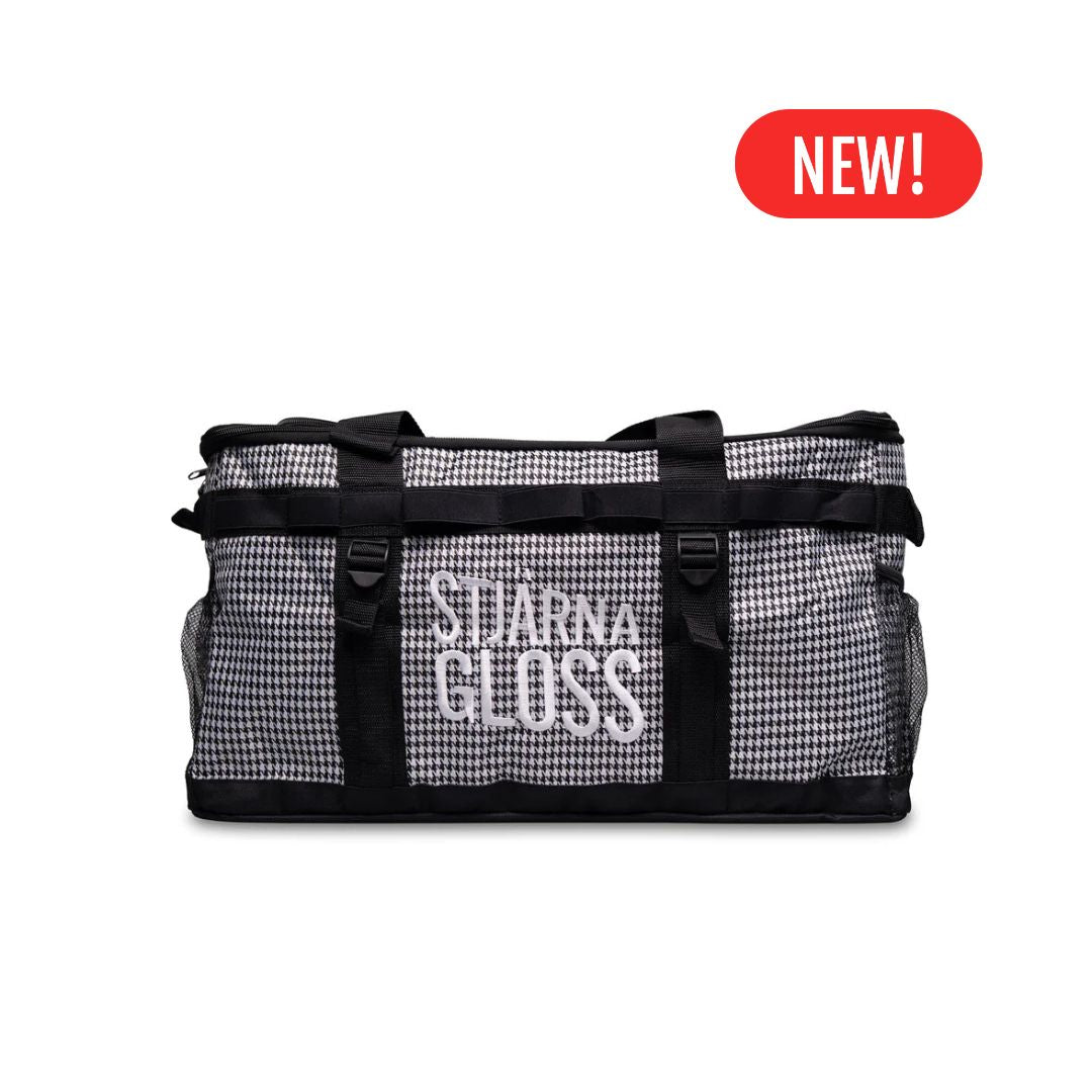 Stjarnagloss Kappsäck Black and white checkered duffel bag with 'Stjarna Gloss' branding on a white background.