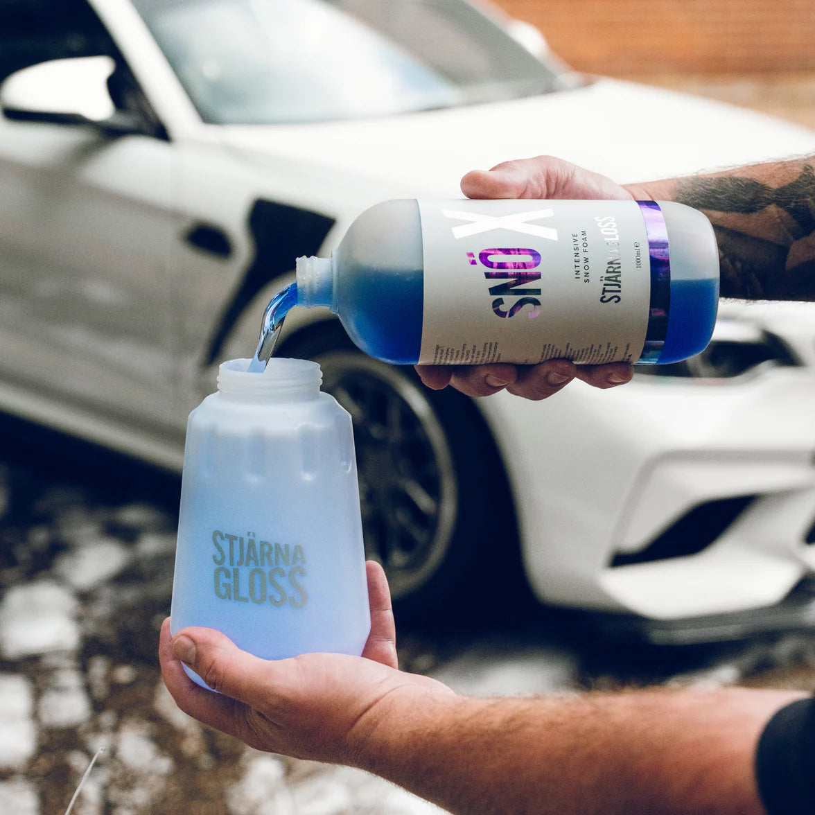 Person pouring StiarnaGloss Sno X into another container with a car in the background