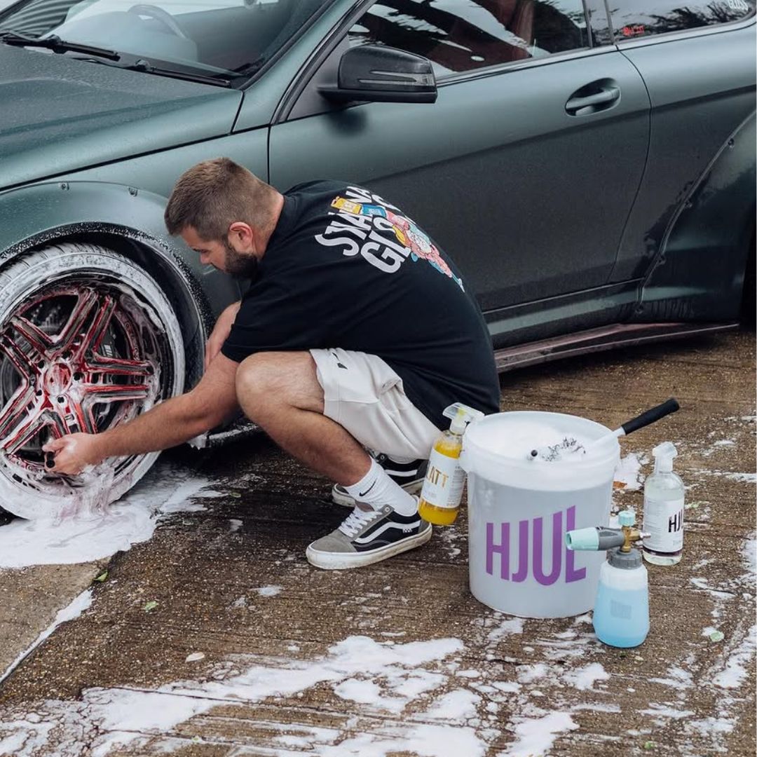 Stjarnagloss Wheel Bucket with grit guard. See through bucket for safe wheel cleaning. 20L bucket and black grit guards. Stjarnagloss Cork Ireland. Safe wash bucket. two bucket wash method.