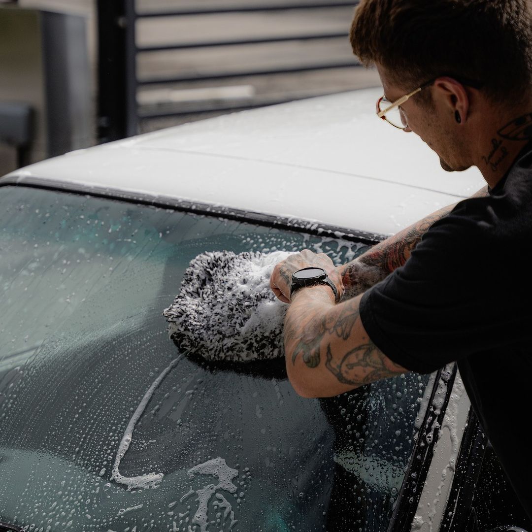 Work Stuff STORM Wash Mitt. White and black was mitt for cars with black cuff. wash glove for car washing. microfibre was mitt very soft. Work Stuff Ireland