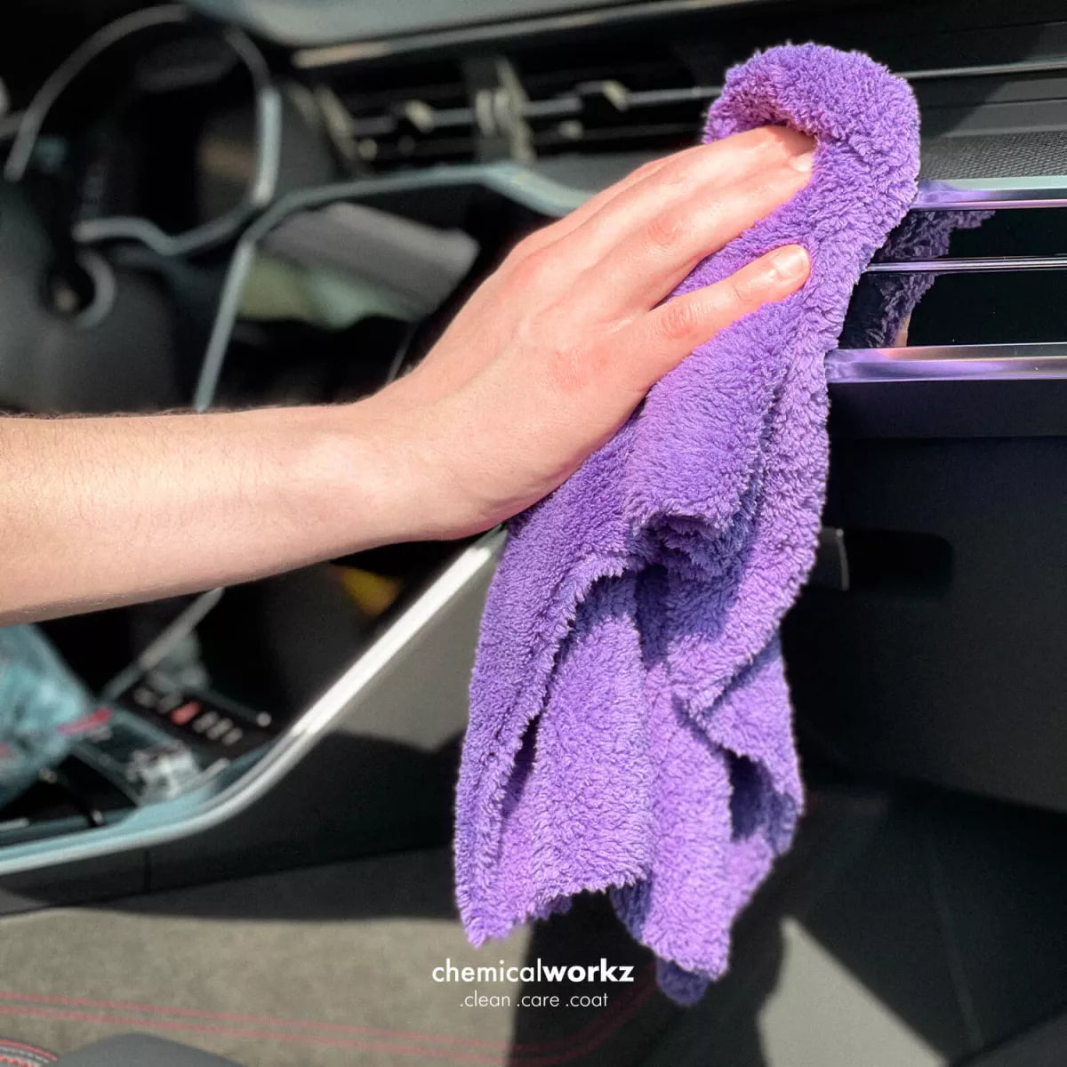 chemicalworkz edgeless soft microfibre buffing cloth in purple. chemicalworkz Ireland. washguru Ireland. edge-free microfibre cloth – it’s perfect for waterless washes and quick touch-ups with a detailing spray. audi rs6